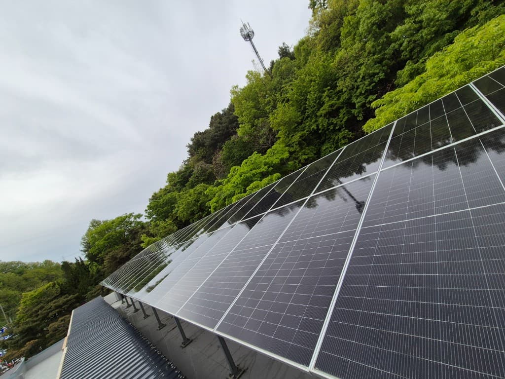 신창휴게소 태양광 패널과 지붕 설비